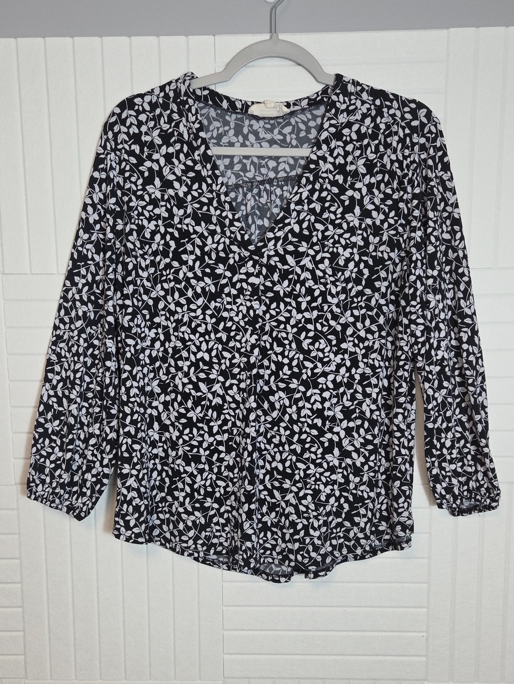 Vince Camuto V Neck Black And Gray Leaf Print Top Size L